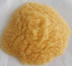 軟化樹脂是專用于軟化硬水的一種專用樹脂，通過離子交換技術，使水的硬度小于50 mg/L(CaCO3)。離子交換是一種特殊的動態吸附過程，一般是由不溶于水的離子交換劑在電解質溶液中進行，這種離子交換劑即為離子交換樹脂。