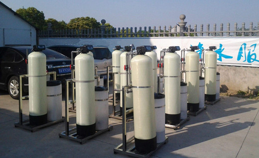鍋爐軟化水設備分為時間控制型、流量控制型，連續供軟水系統型多種系列，有單閥單罐、單閥雙罐、雙閥雙罐并聯、大型多閥多罐串聯等多種組合形式，滿足用戶不同用水需求。